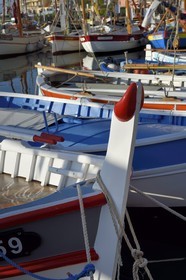 France, Var (83), Sanary-sur-Mer, barques traditionnelles de peche appelées pointus sur le port, le capian qui est une extrémité d'étrave caractéristique virile