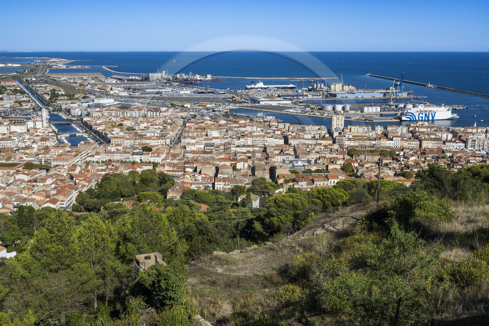 France, Hérault (34), Sète, panorama depuis le Mont Saint-Clair, vue sur le canal de la Peyrade et la Grande-Motte en arrière plan