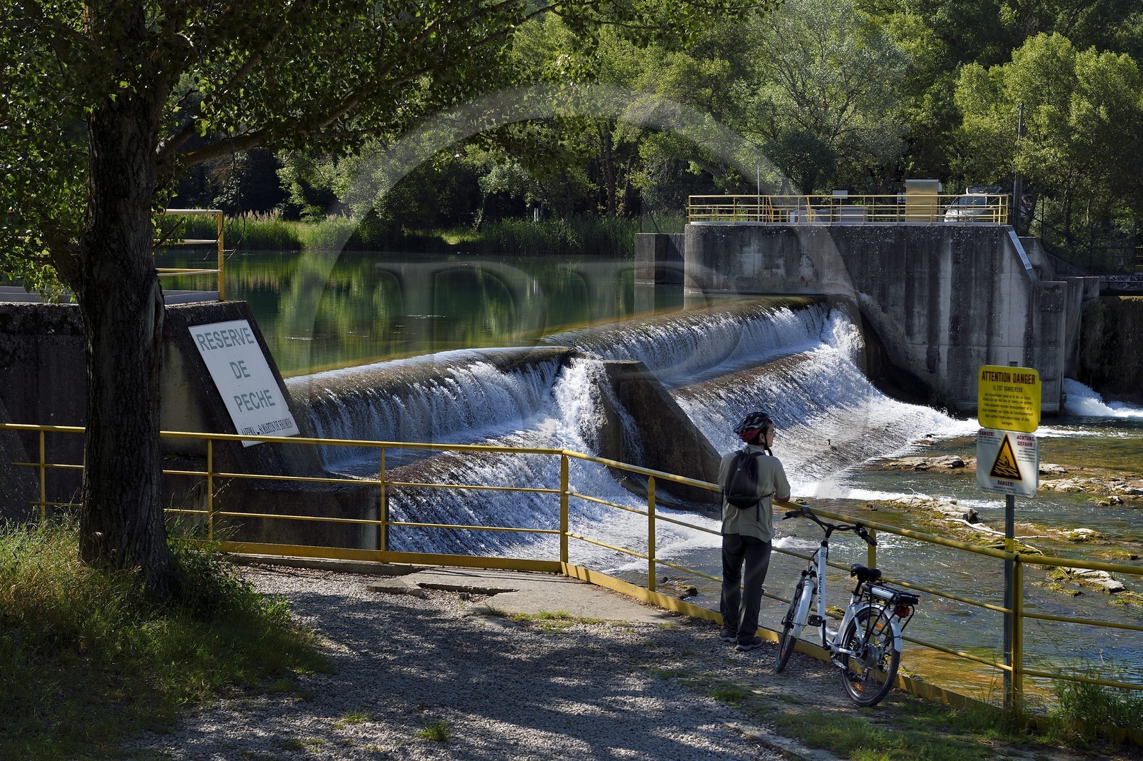 France, Alpes-de-Haute-Provence (04), parc naturel régional du Verdon, Gréoux-les-Bains, le Petit Barrage de Gréoux-les-Bains qui relie les rives du Verdon
