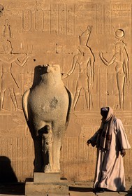 Egypte, temple d'Edfou, statue du faucon Horus devant le premier pylône