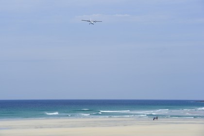 Royaume-Uni, Ecosse, Hébrides extérieures, Ile de Barra, plage derrière l'aéroport de Barra, Twin Otter à l'atterrissage