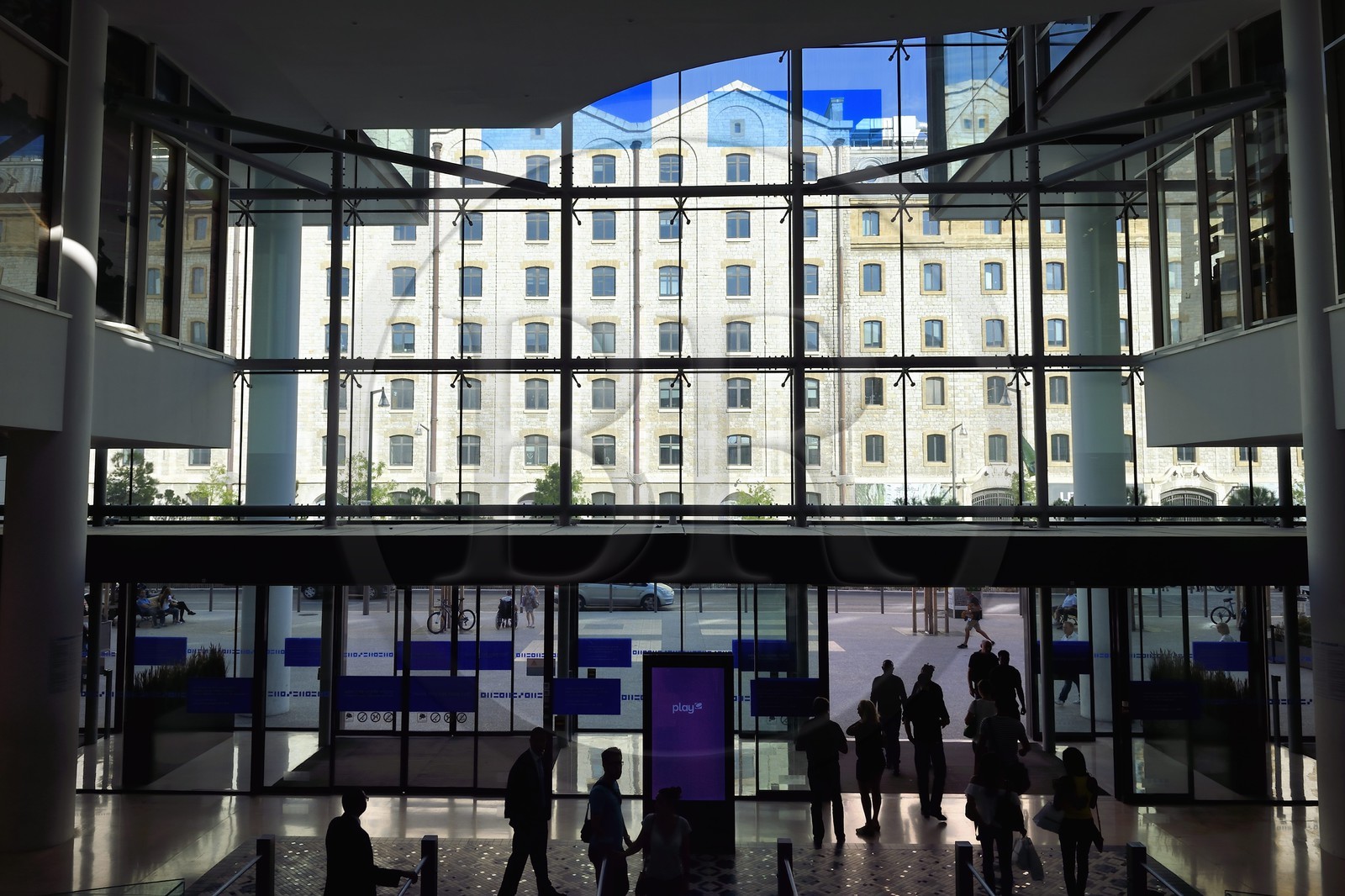 France, Bouches-du-Rhône (13), Marseille, Zone Euroméditerranée, quartier La Joliette, le centre commercial des Terrasses du Port et les batiments des Docks en arrière plan