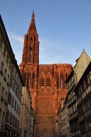 France, Bas-Rhin (67), Strasbourg, vieille ville classée au Patrimoine Mondial de l'UNESCO, la cathédrale Notre-Dame, la facade occidentale avec la grande rose