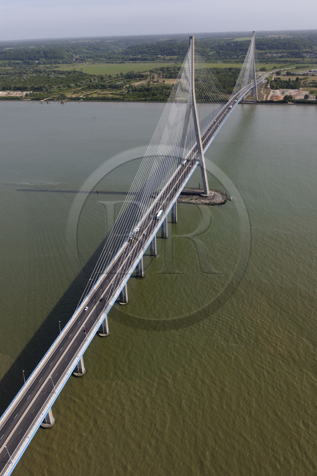 France, entre Calvados (14) et Seine-Maritime (76), le Pont de Normandie enjambe la Seine pour relier les villes de Honfleur et du Havre (vue aérienne)