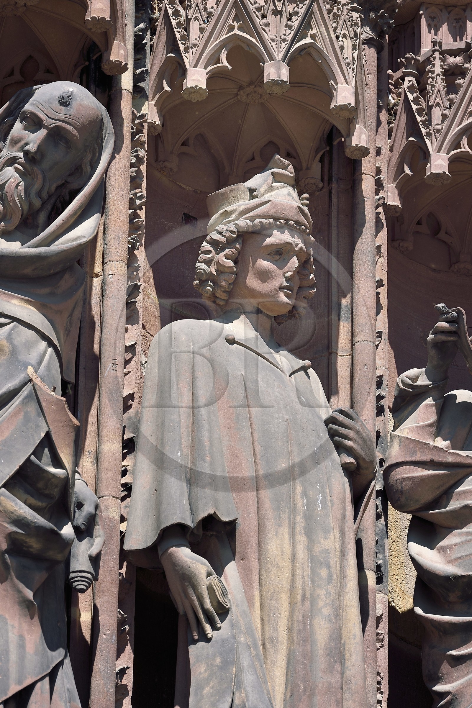 France, Bas-Rhin (67), Strasbourg, vieille ville classée au Patrimoine Mondial de l'UNESCO, la cathédrale Notre-Dame, la facade occidentale, le portail central dit de la Vierge et des Prophètes, atypique parmis les Prophètes le portrait probable de maitre Erwin de Steinbach(1284-1318) ou de son fils Jean (1318-1339)