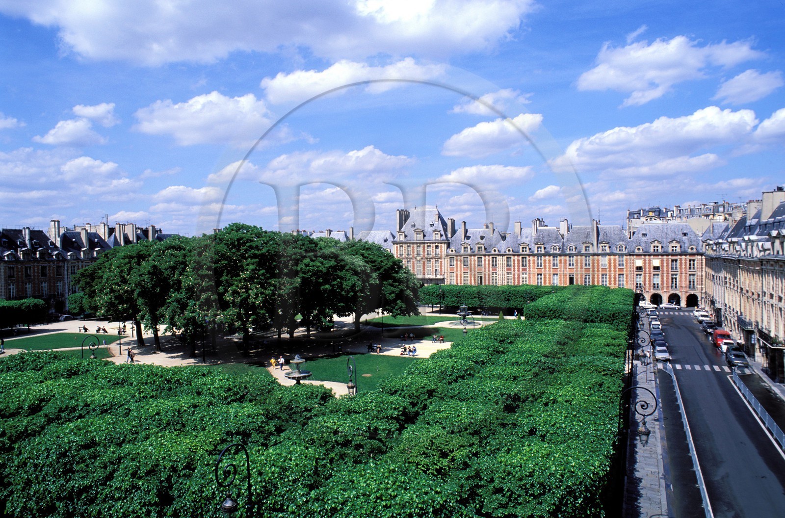 France, Paris (75), la place des Vosges voulue par Henri IV, alternance de pierre et de brique