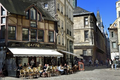 France, Seine-Maritime (76), Rouen, café place Barthelemy et l'archevéché dans le Palais archiépiscopal en arrière plan