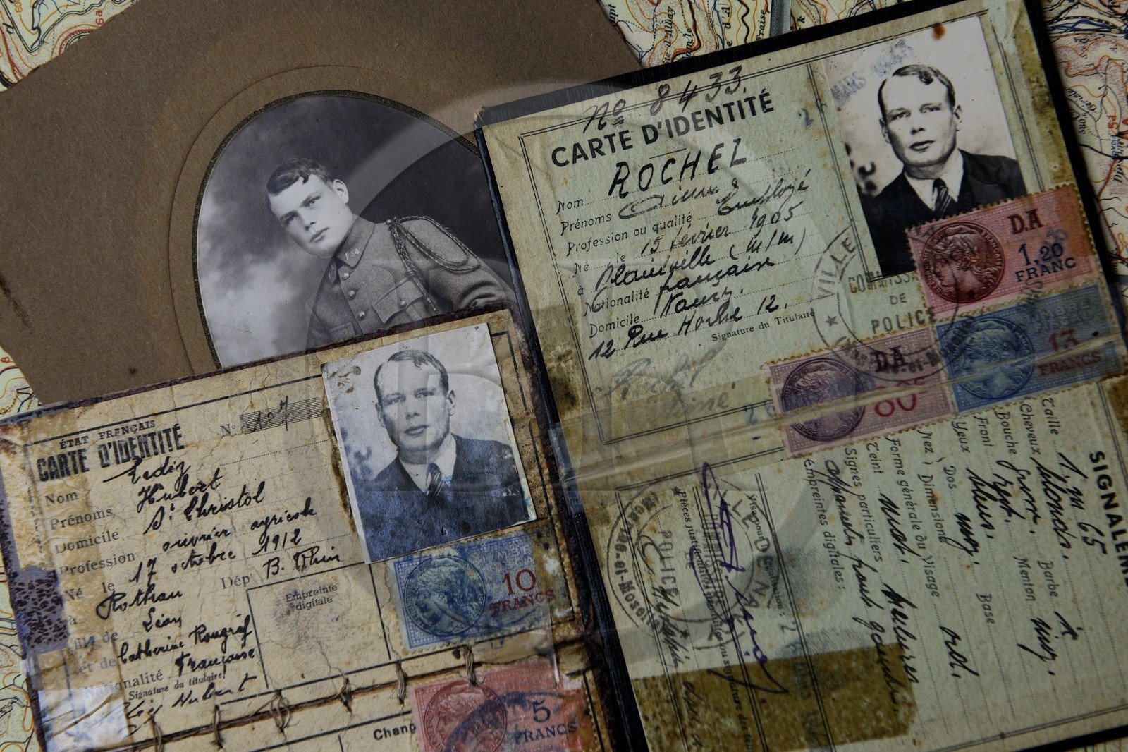 France, Bas-Rhin (67), chemin des passeurs au Donon sur la trace de la filière d'évasion du Rehtal, Schirmeck, cartes d'identité vraie et fausse du passeur Hubert Ledig