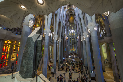 Espagne, Catalogne, Barcelone, quartier de l'Eixample, basilique de la Sagrada Familia de l'architecte du modernisme catalan Antoni Gaudi classée Patrimoine Mondial de l'UNESCO, vue de la nef depuis la facade de la Gloire, au premier plan la statue en bronze de Saint Georges par le sculpteur Subirachs