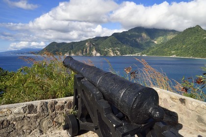 Caraïbes, Ile de la Dominique, la baie de Soufrière depuis la péninsule de Cachacrou à Scotts Head