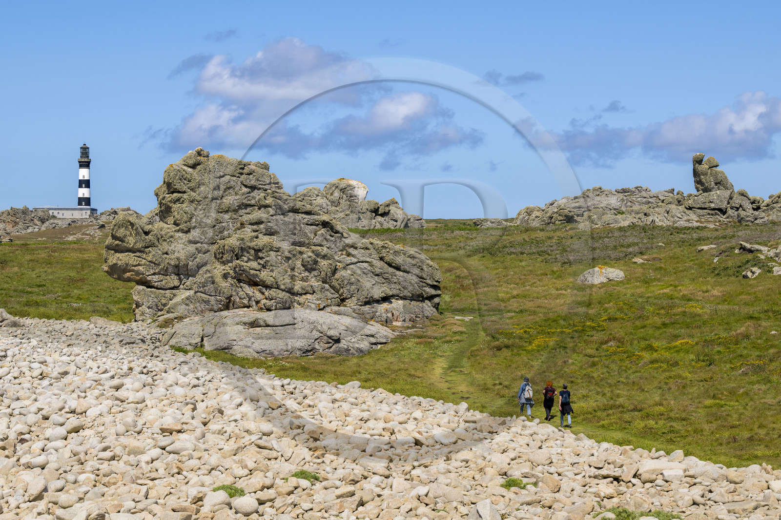 France, Finistère (29), Mer d'Iroise, Ile d'Ouessant, randonneurs à la Pointe de Pern et le phare du Créac’h en arrière plan