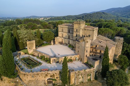 France, Vaucluse (84), Parc Naturel Regional du Luberon, Lourmarin, labellisé Les Plus Beaux Villages de France, le chateau des XVè et XVIè siècles Renaissance (vue aérienne)