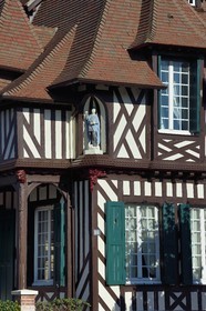 France, Calvados (14), Pays d'Auge, Deauville, maison à pans de bois sur l'avenue Charles de Gaulle