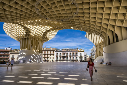 Spain, Andalusia, Seville, Plaza de la Encarnacion - Plaza Mayor, Metropol Parasol or Setas de Sevilla (built 2011) by architect Jurgen Mayer-Hermann