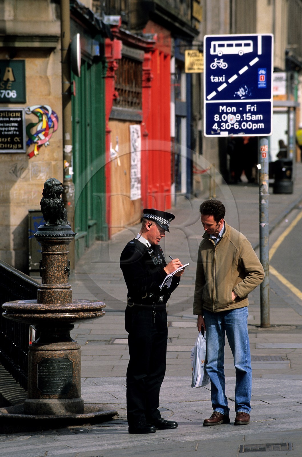 Royaume-Uni, Ecosse, Edimbourg, un policier en uniforme