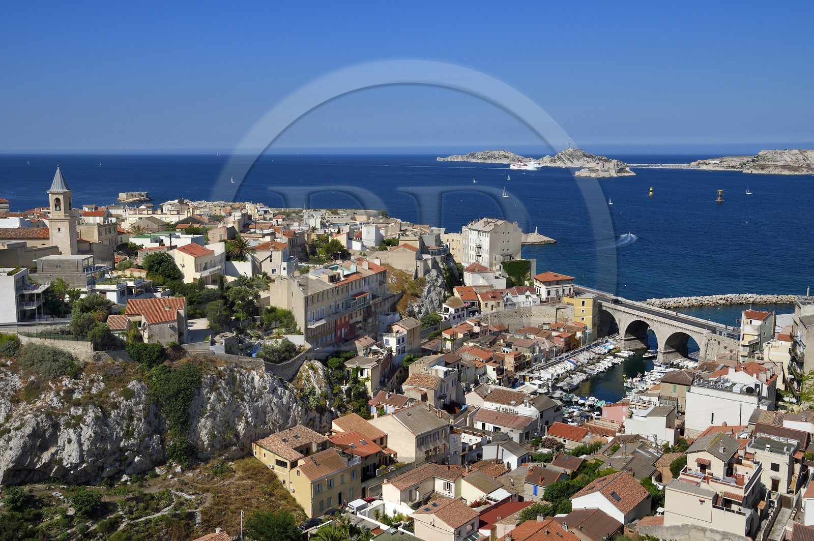 France, Bouches-du-Rhône (13), Marseille, quartier d'Endoume, le Vallon des Auffes, l'archipel du Frioul avec le Chateau d'If en arrière plan