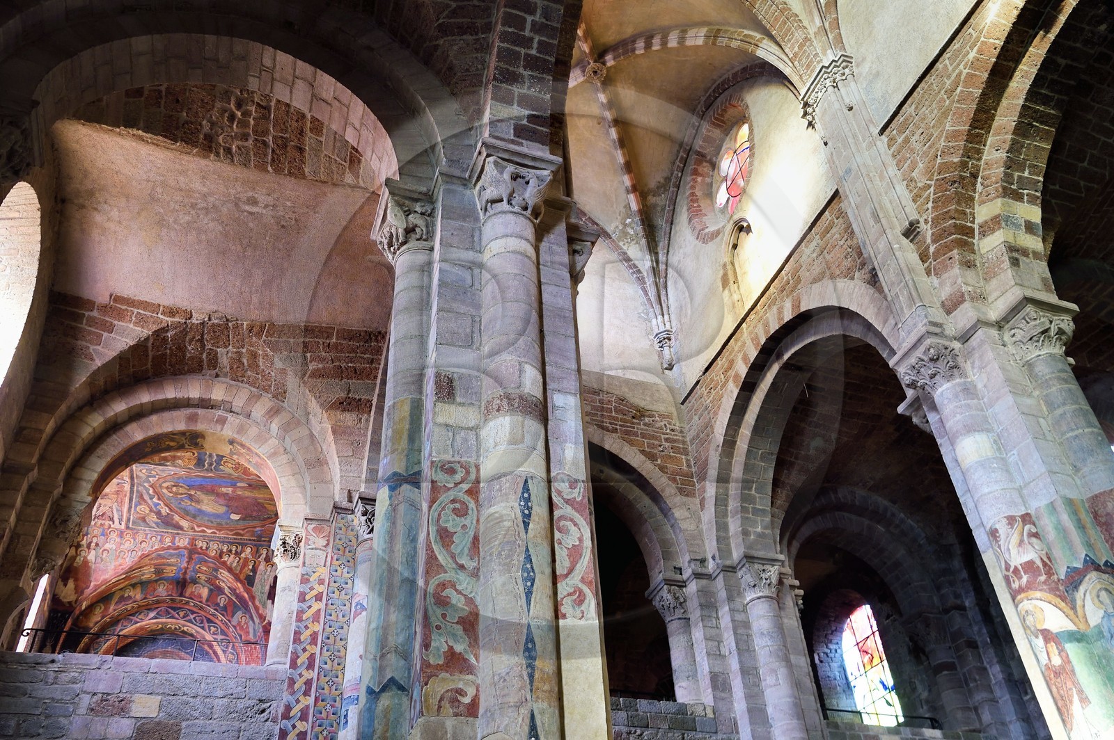 France, Haute-Loire (43), Brioude, la Basilique Saint-Julien de Brioude de style roman auvergnat, fresques du XIIIe siècle de la chapelle Saint Michel dans la tribune sud de l'avant-nef, Christ en gloire est entouré des quatre évangélistes, des anges et des saints