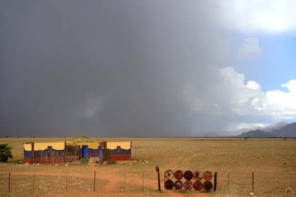 Namibie, région de Khomas, désert du Namib à l'Est du parc national Namib Naukluft, arrivée de la pluie sur une maison en bordure de la C14