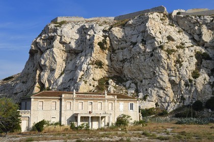 France, Bouches-du-Rhône (13), Marseille, Parc National des Calanques, Archipel des Iles du Frioul, Ile Ratonneau, le pavillon Hoche dernière trace de l'hopital militaire aujourd'hui disparu surplombé par le Fort Ratonneau