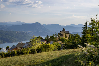 France, Hautes Alpes (05), le village de Saint-Apollinaire surplombant le lac de Serre-Ponçon