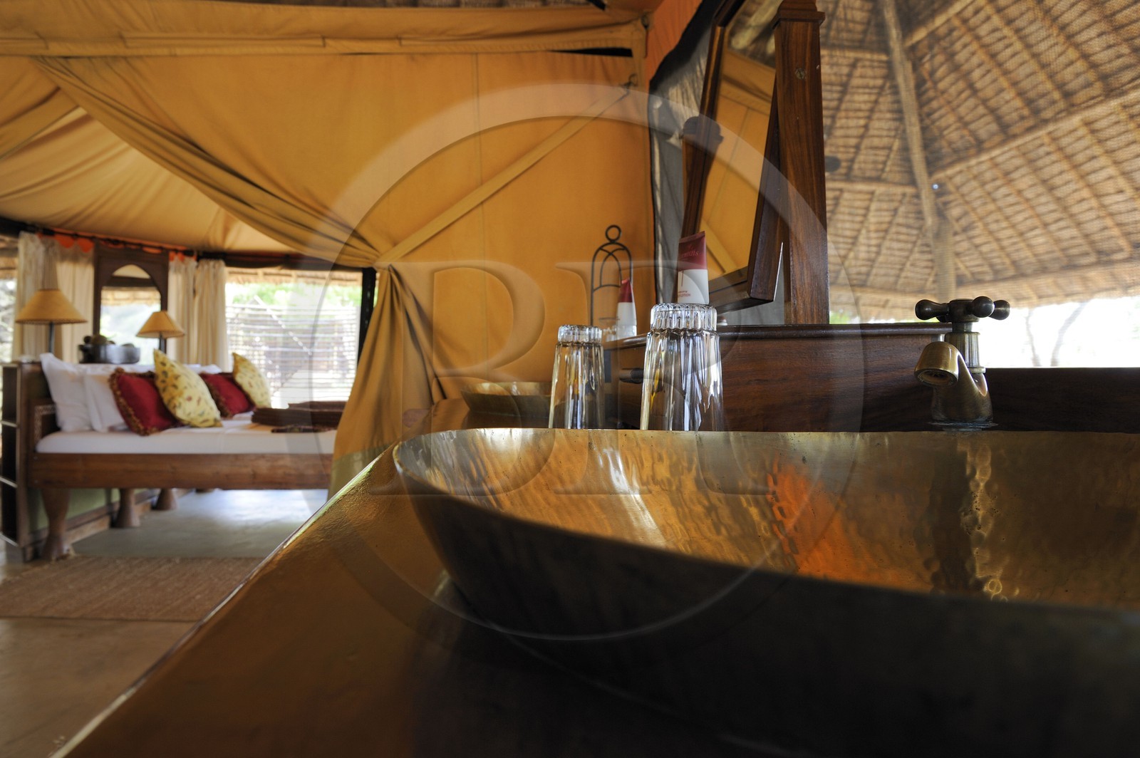 Tanzanie, Reserve de gibier de Selous une des plus grandes zones protégées au monde et inscrite sur la liste du patrimoine mondial de l’Unesco depuis 1982, le très exclusif Selous Camp, une des 13 tentes de luxe