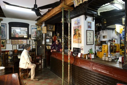 Espagne, Andalousie, Séville, quartier de la Macarena, bar à l'angle de la calle Parras et Relator