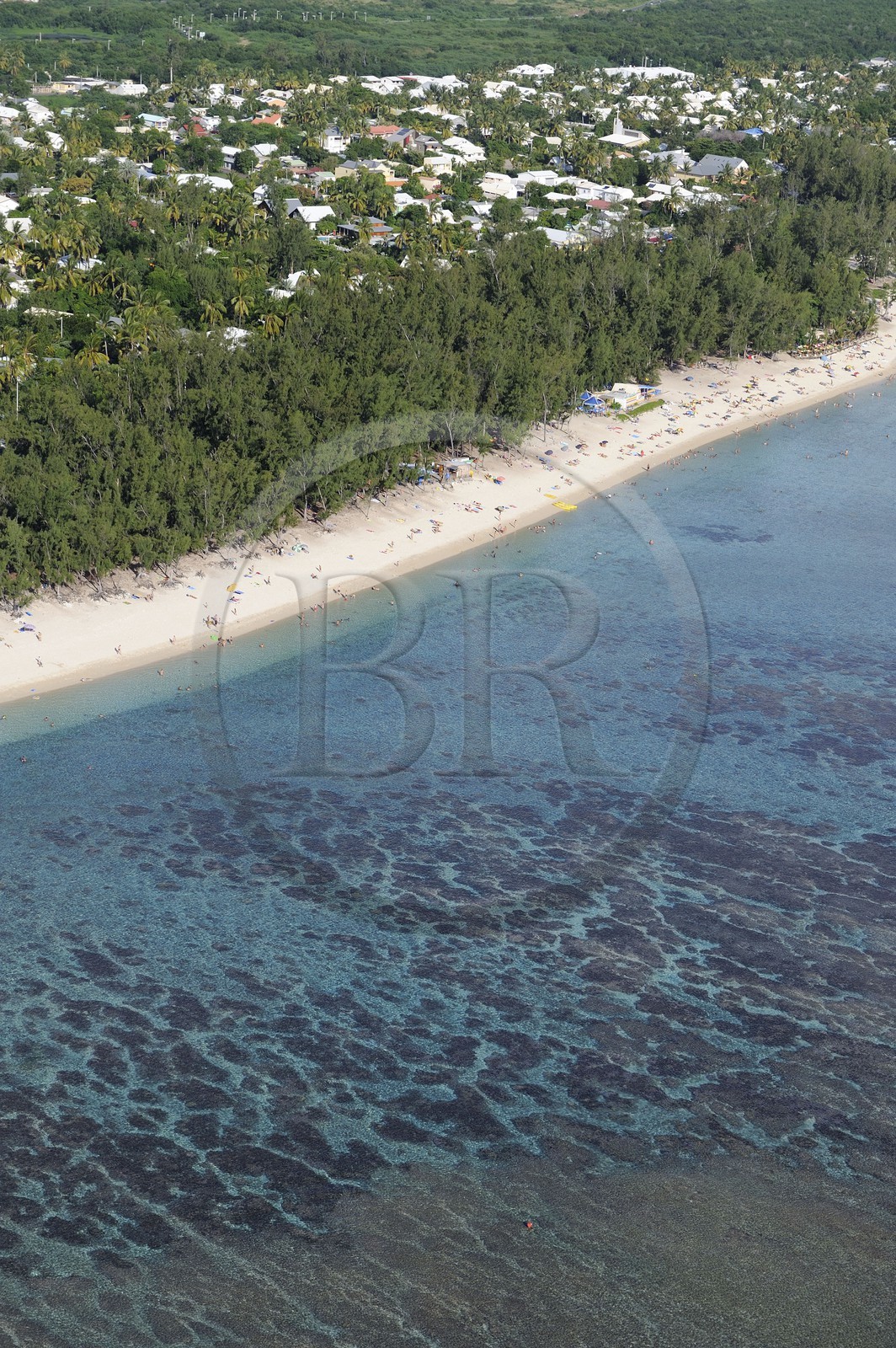 France, île de la Réunion, plage du lagon de Saint-Gilles-Les-Bains, l'Ermitage-les-Bains (vue aérienne)