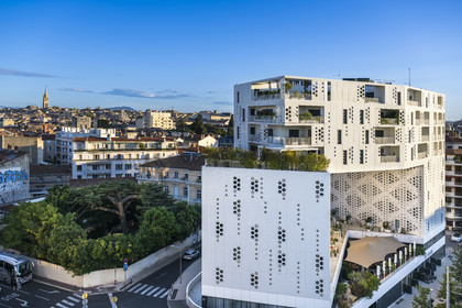France, Hérault (34), Montpellier, immeuble le Belaroïa regroupant un hotel 4 étoiles le Golden Tulip, un hotel 3 étoiles le Campanile, un restaurant bistronomique Chez Delagare, un bar à cocktail Nectar Cocktail Club, un business center et des appartements privés