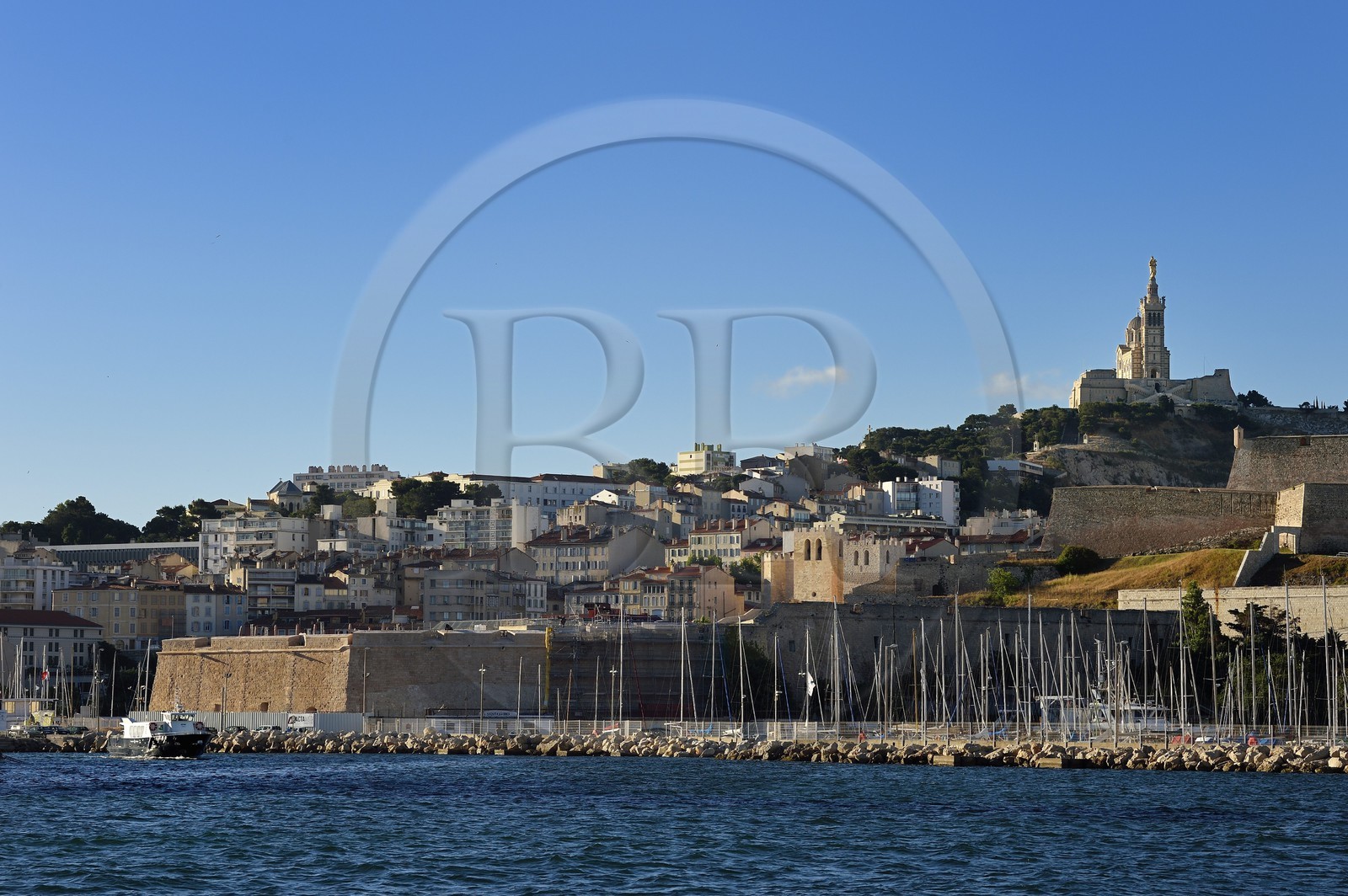 France, Bouches-du-Rhône (13), Marseille, Le Vieux Port, le Fort Saint Nicolas, l'Abbaye Saint Victor et la basilique Notre Dame de La Garde en arrière plan