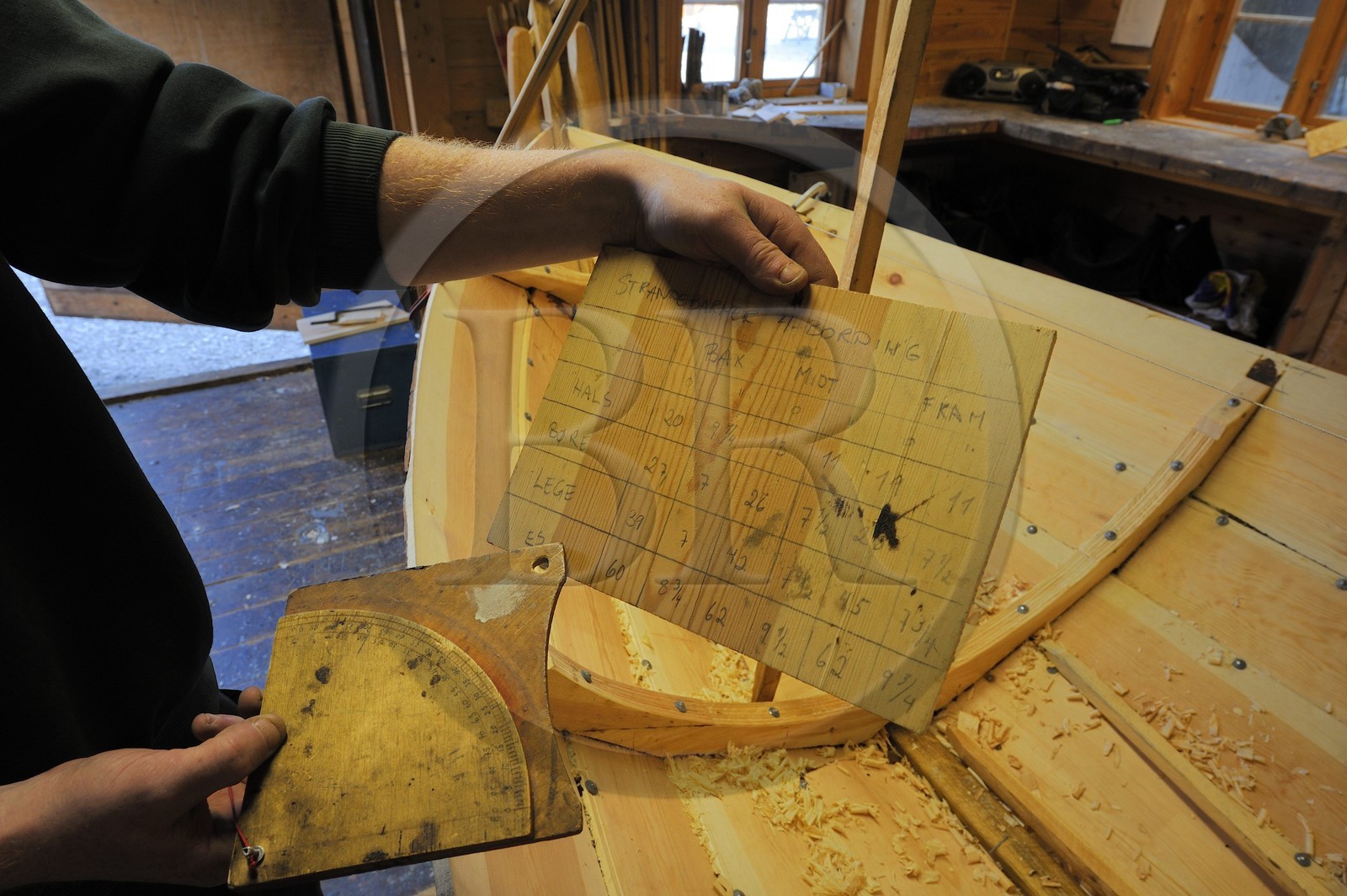 Norvège, Hordaland, Norheimsund, centre de préservation des bateaux Fartoyvernsenter, bateau en bois à rame construit traditionnellement par Bjorn Kvalvik