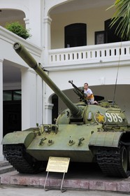 Vietnam, Hanoï, le musée de l'armée, char russe ayant participé à la prise de Saigon