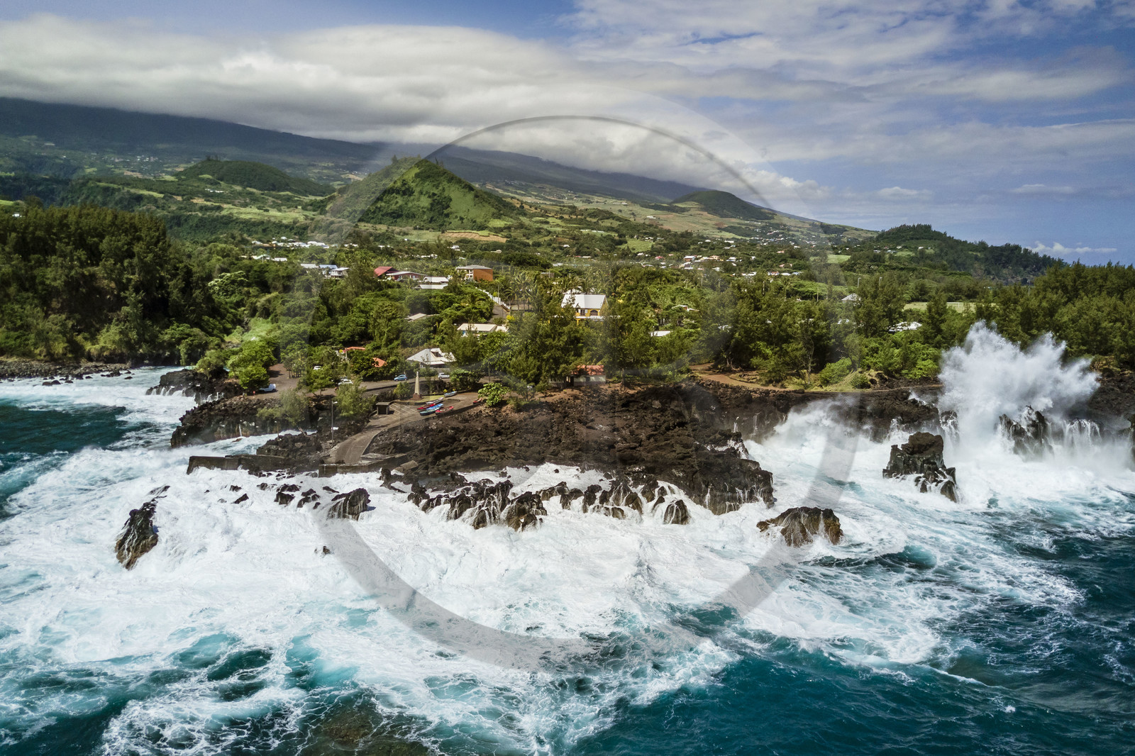 France, Ile de la Reunion, Saint-Joseph, le petit port de la Marine de Langevin dans un couloir naturel de roche basaltique issue d'une ancienne coulée de lave qui a permis l'installation d'un débarcadère (vue aérienne)