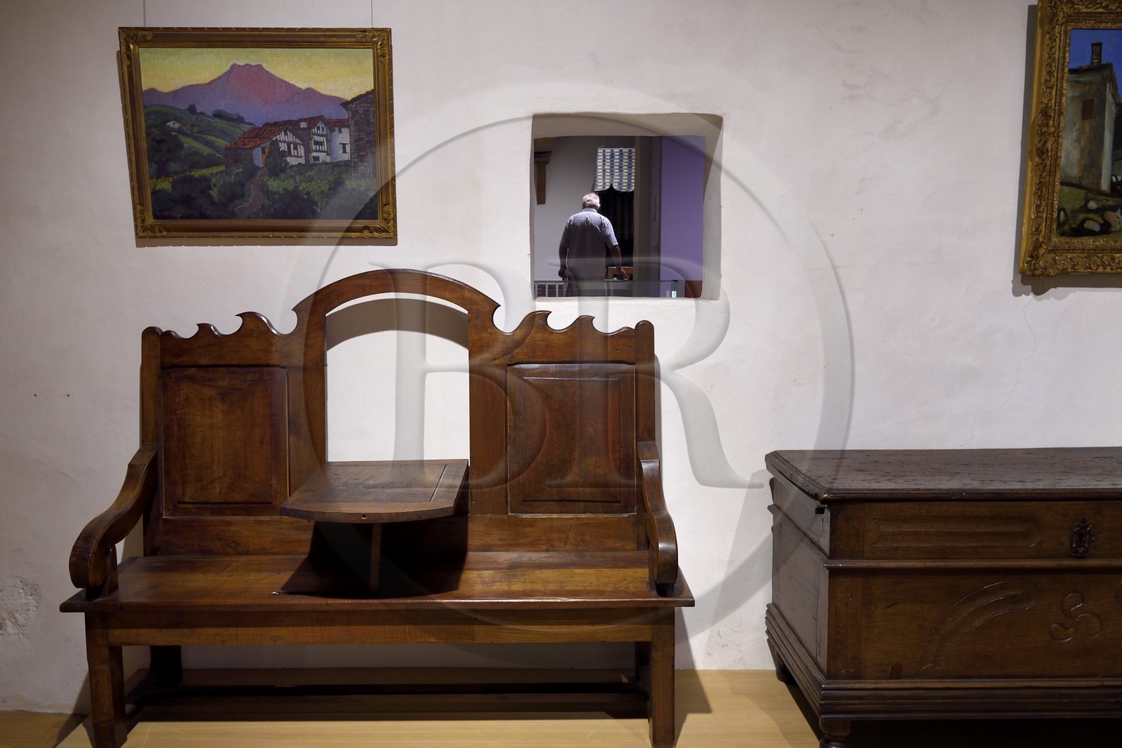 France, Pyrénées-Atlantiques (64), Pays-Basque, Bayonne, Musée Basque, banc coffre basque zuzulu