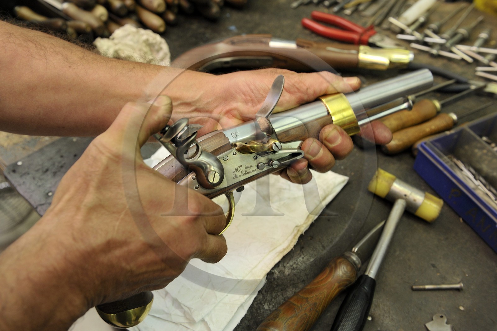 Italie, Lombardie, province de Brescia, Gardone Val Trompia, fabriquant d’armes historiques à chargement par la bouche Davide Pedersoli & C, montage final d'un pistolet