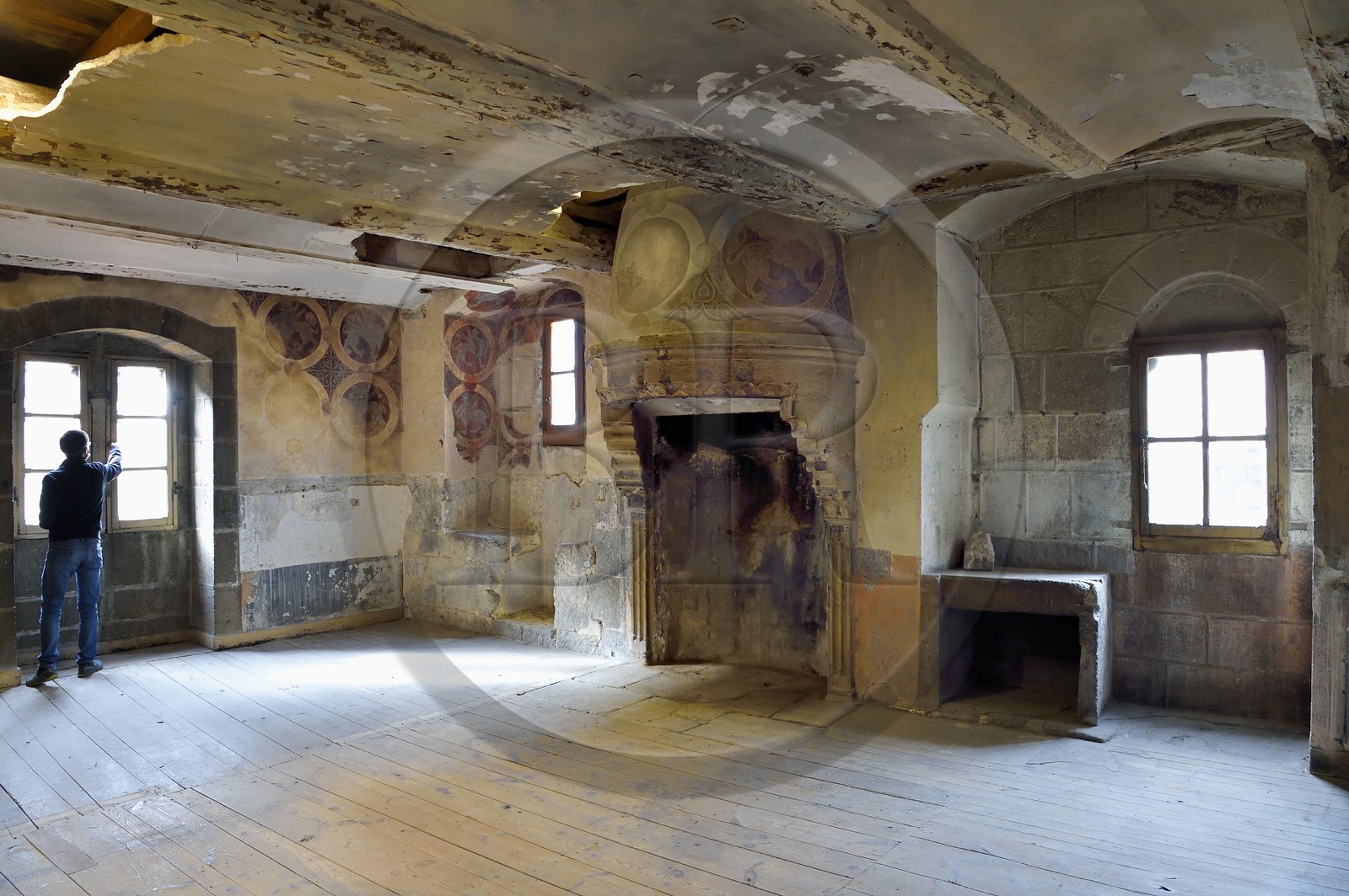 France, Haute-Loire (43), Le Puy-en-Velay, étape des chemins de Compostelle, l'ensemble cathédrale Notre-Dame-de-l'Annonciation classée Patrimoine Mondial de l'UNESCO, logis  des  clergeons, appartement du doyen, la salle des Griffons du XIIe siècle, reproduction picturale de motifs à griffons des tissus byzantins les plus chers de l'époque