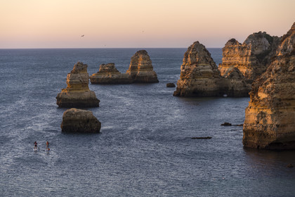 Portugal, Algarve, Lagos, escursion en stand up paddle au lever de soleil depuis la plage de Praia Dona Ana bordée par des falaises escarpées