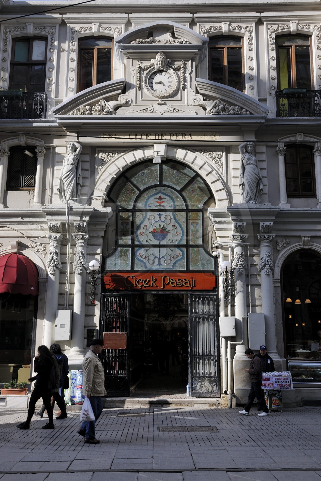 Turquie, Istanbul, quartier de Beyoglu, passage des Fleurs (Çiçek Pasajı) ou la Cité de Pera