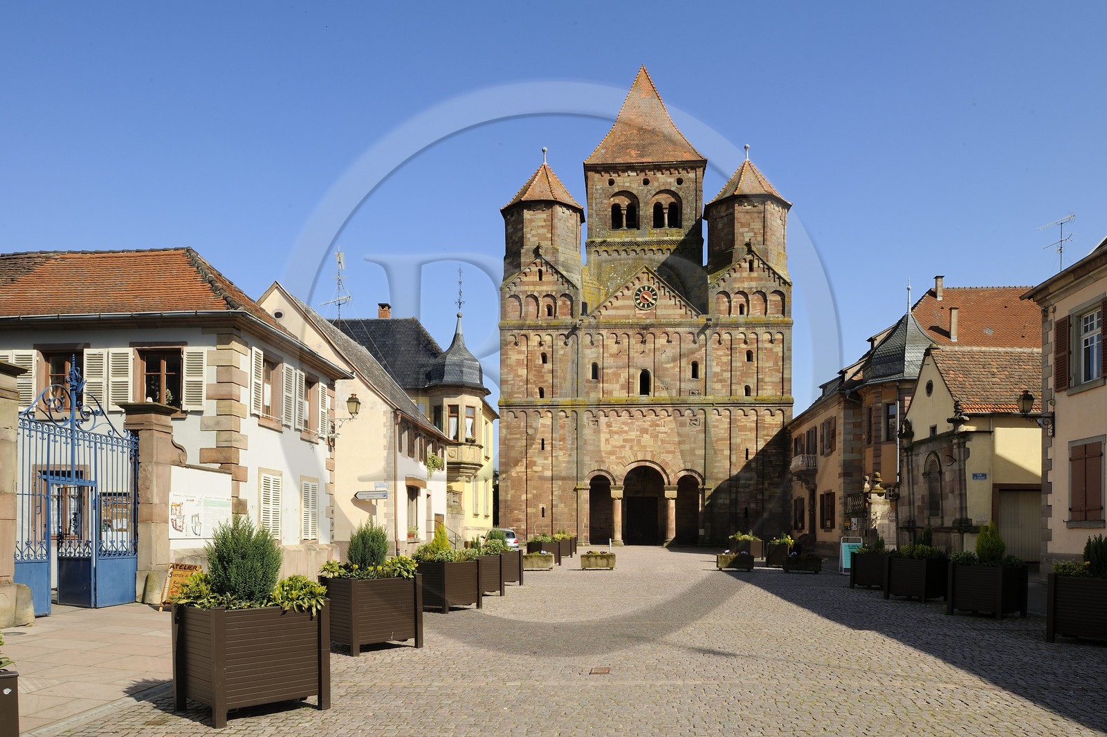 France, Bas Rhin (67), Marmoutier, l'église abbatiale romane du VIème siècle, façade occidentale en grès rouge des Vosges