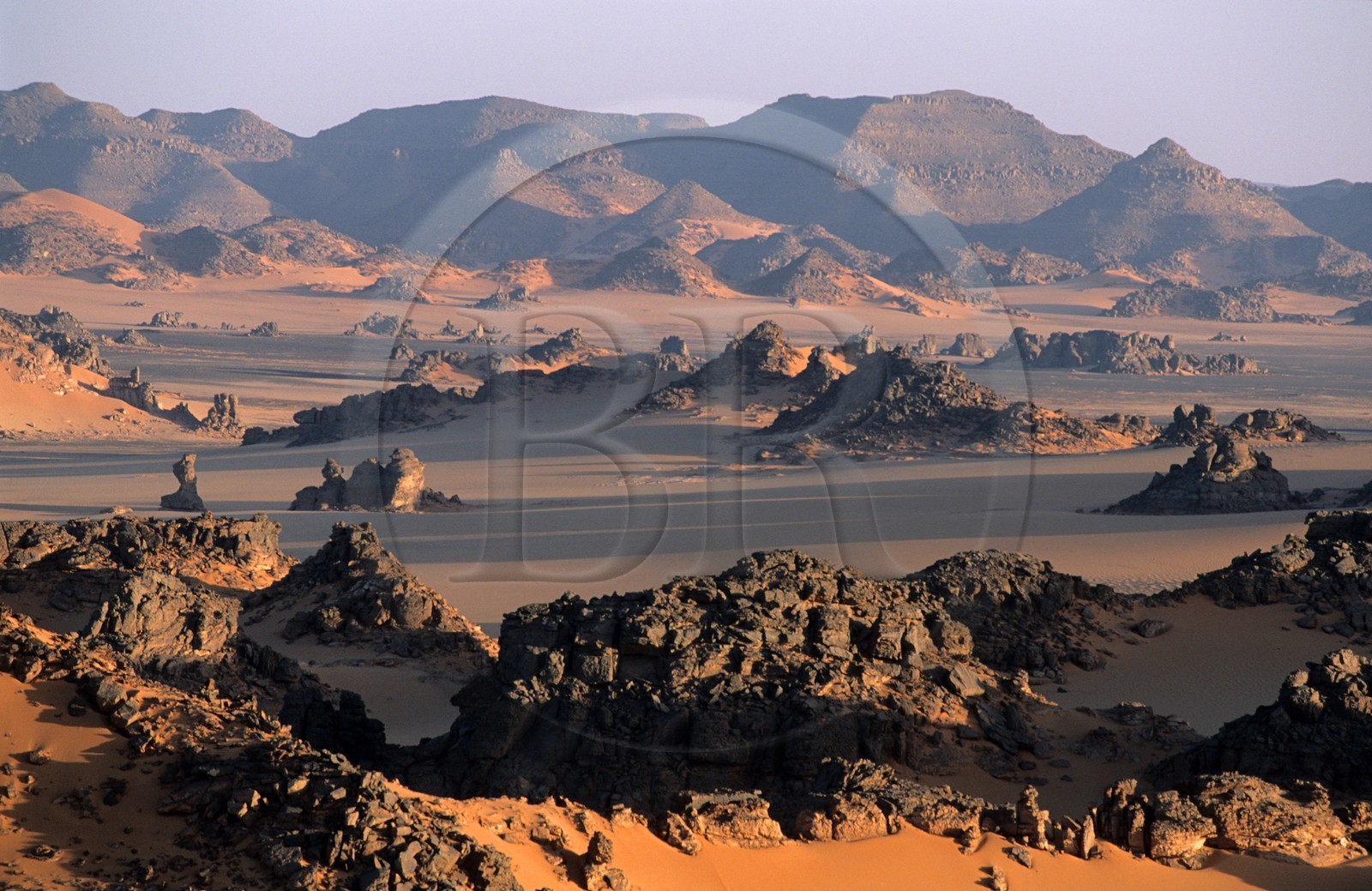 Libye, région du désert, Le Fezzan (Sahara), rochers de grès aux formes fantastiques pris dans les sables dans l' Akakus vers In Amelal
