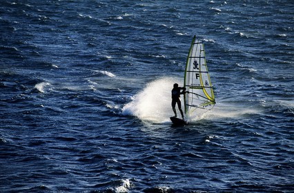 France, île de la Réunion, des véliplanchistes près de la plage de Saint-Leu