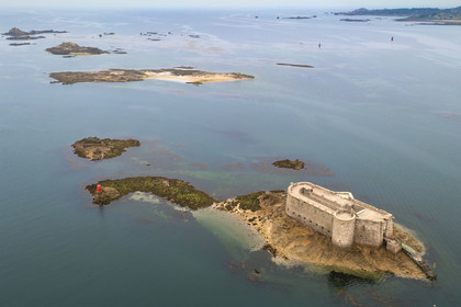 France, Finistère (29), Baie de Morlaix, Plouezoc'h, le chateau du Taureau construit par Vauban au XVIIe siècle (vue aérienne)