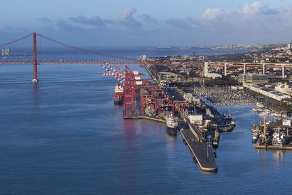 Portugal, Lisbonne, le port de Lisbonne et le Doca de Alcantara sur les rives du Tage, le Ponte 25 de Abril en arrière plan (vue aérienne)