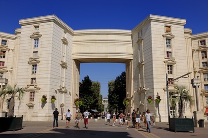 France, Hérault (34), Montpellier, quartier Antigone de l'architecte Ricardo Bofill, place du Nombre d'Or, un axe piéton relie cette place au Lez vers l'est et au centre historique à l'ouest