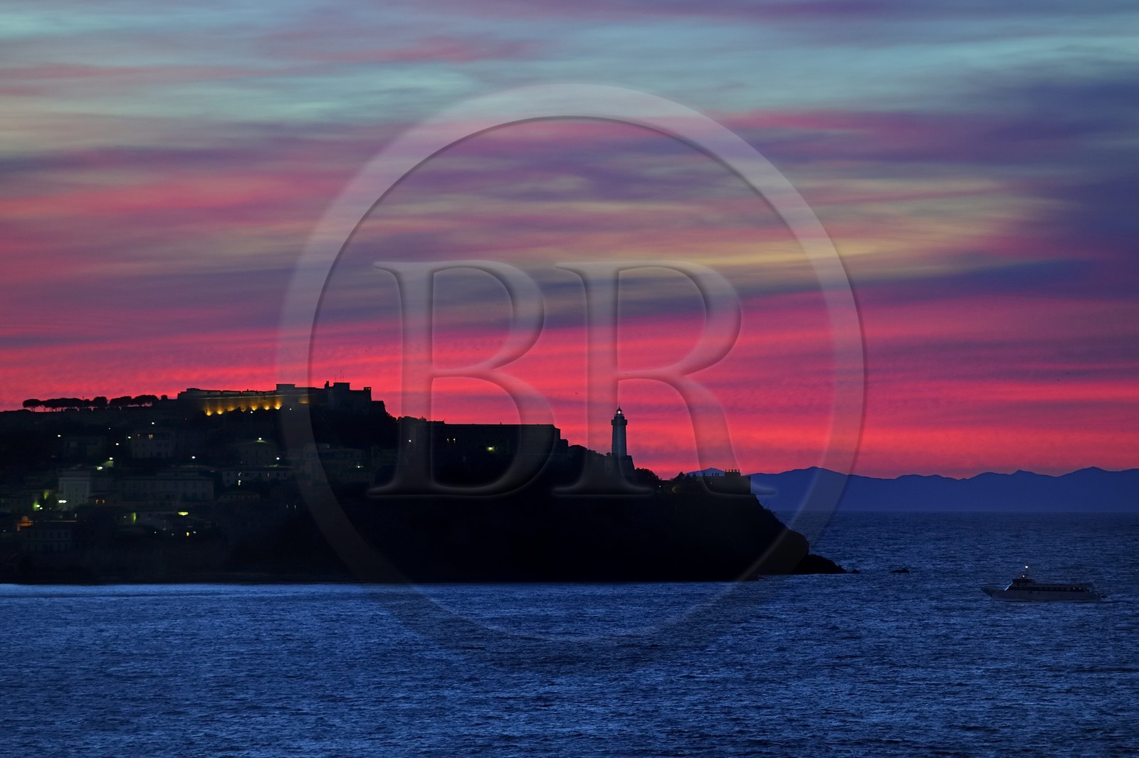 Italie, Toscane, Ile d’Elbe, phare de Portoferraio au coucher de soleil