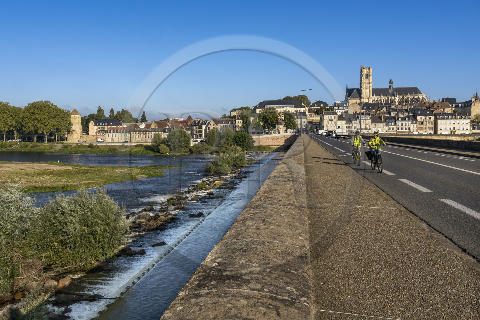 France, Nièvre (58), Nevers, Pont de la Loire avec la cathédrale Saint-Cyr-et- Sainte-Julitte et  la tour des remparts à gauche en arrière-plan