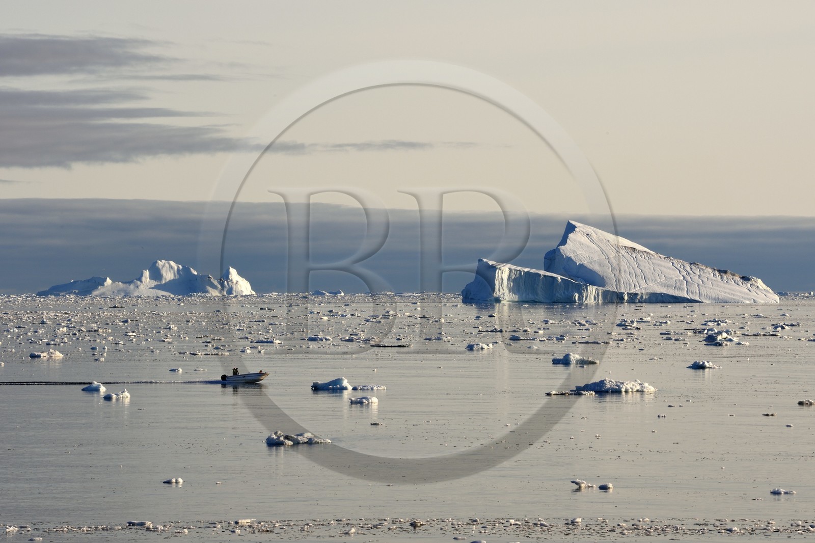 Groenland, cote ouest, hors-bord entouré d'icebergs dans la baie de Disko au large d'Ilulissat