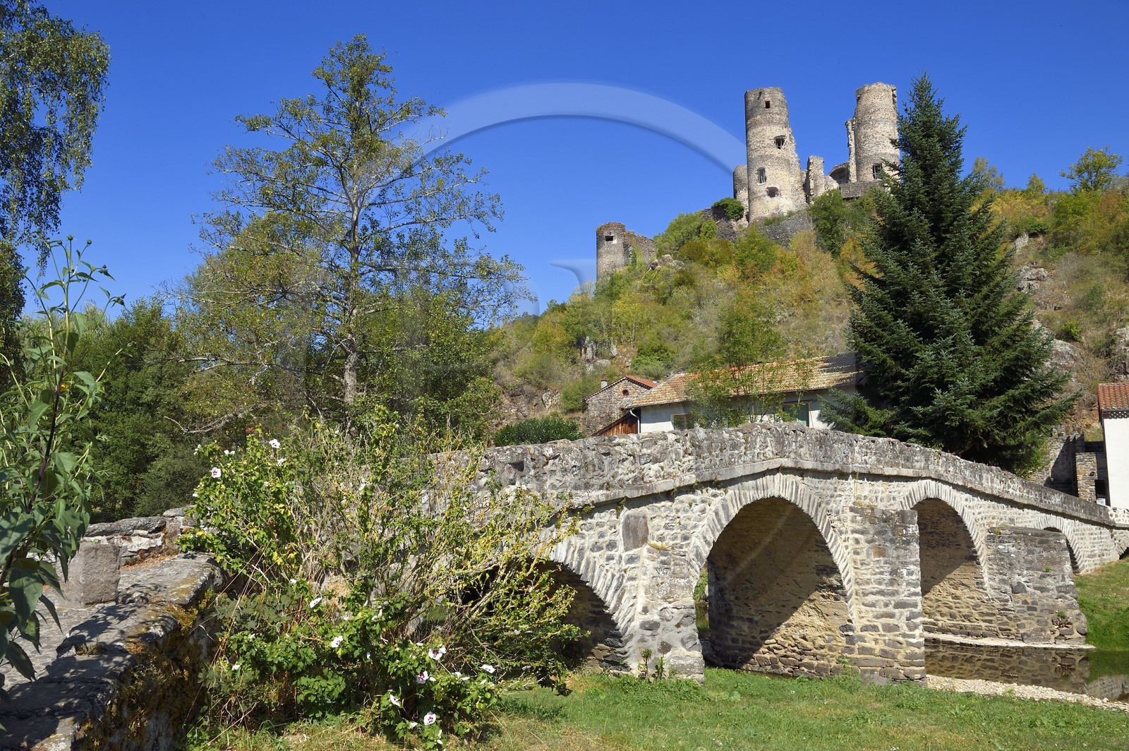 France, Haute-Loire (43), ruines du chateau de Domeyrat du XVe siècle France, Haute-Loire (43), ruines du chateau de Domeyrat du XVe siècle
