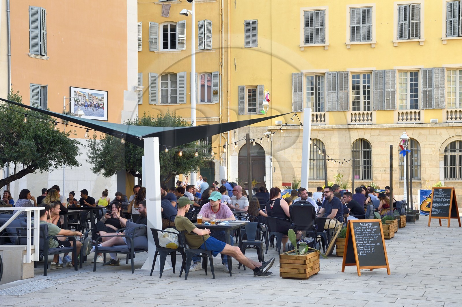 France, Var (83), Toulon, terrasses de café sur la place de l'Equerre