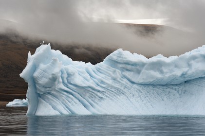 Groenland, cote Nord-Ouest, mer de Baffin, iceberg dans Inglefield Fjord vers Qaanaaq et la calotte glaciaire en arrière plan