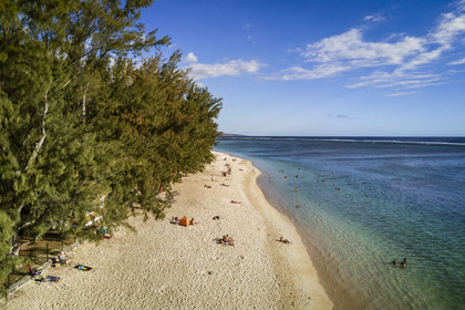France, île de la Réunion, la Cote Ouest, plage du lagon de Saint-Gilles-Les-Bains à l'Ermitage-les-Bains, bordée par des filaos (vue aérienne)